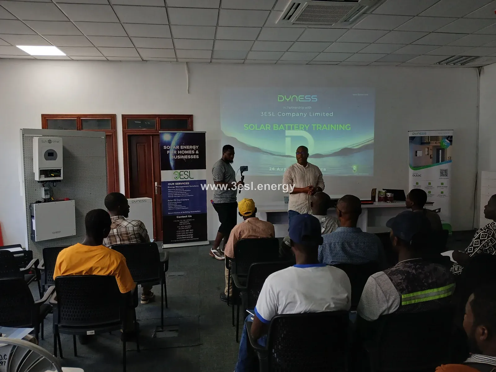 A presenter addressing installers during a Dyness solar battery training session.