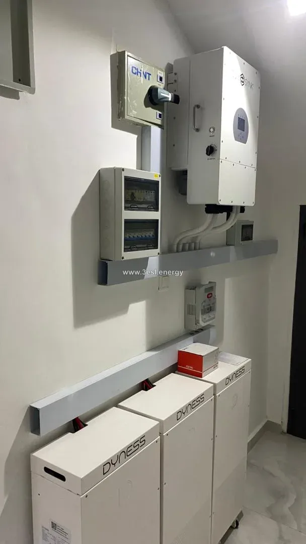 A wall-mounted hybrid inverter and three Dyness battery units.